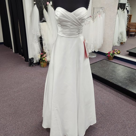 Alfred Angelo 7166 Size 6 Ivory Bridal Gown/Wedding Dress - Picture 1 of 5